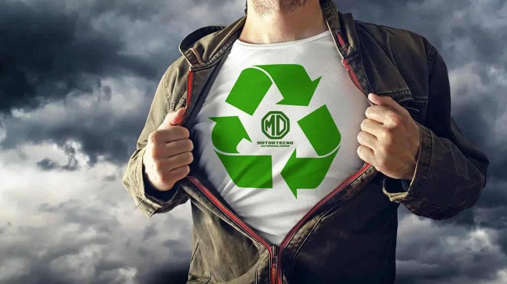 Uomo apre giacca mostrando maglietta con simbolo riciclaggio verde